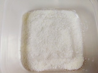 7、椰奶小方【零失败】,找一个容器，撒一层椰蓉。