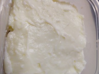 9、椰奶小方【零失败】,用硅胶铲抹平。