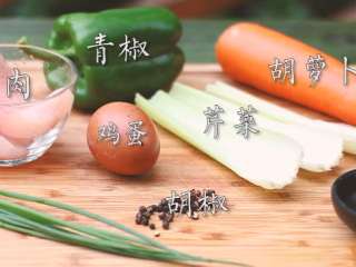 1、蔬菜鱼饼,准备食材。