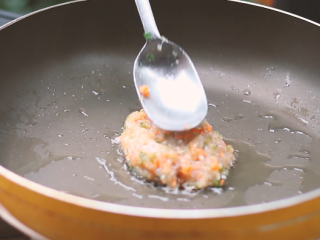 10、蔬菜鱼饼,这步重要嘞！用勺子将它弄成饼状！