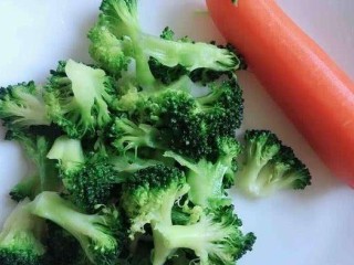 1、西兰花玉米鸡肉糕,西蓝花和胡萝卜洗净，西蓝花掰成小瓣，胡萝卜切片