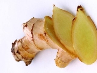 2、西兰花玉米鸡肉糕,切下两片姜片