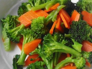 4、西兰花玉米鸡肉糕,西蓝花和胡萝卜焯好水，捞出备用