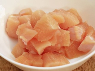 5、西兰花玉米鸡肉糕,鸡肉洗净，切成小块，放入碗中