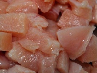 7、西兰花玉米鸡肉糕,鸡肉腌制好后再次洗净，沥干水分备用