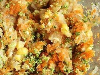 9、西兰花玉米鸡肉糕,把盐、蛋清、鸡肉块、胡萝卜、西蓝花、玉米粒放入料理机搅打