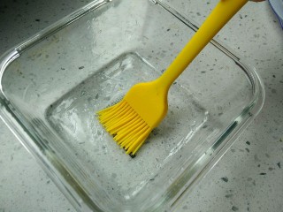 11、西兰花玉米鸡肉糕,准备一个耐高温的容器，刷油，方便脱模