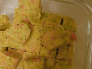 16、西兰花玉米鸡肉糕,取出晾凉脱模，用刀切成小块