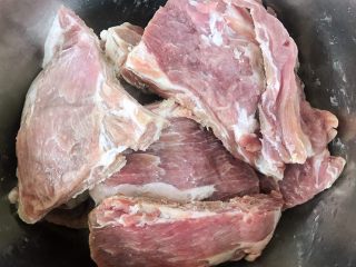 1、干烧排骨,在超市买到新鲜的排骨好开心噢