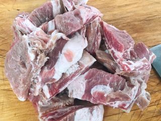 2、干烧排骨,排骨切成条状洗净