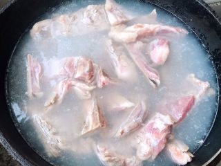 3、干烧排骨,锅中烧开水将排骨焯水焯出油脂和杂质