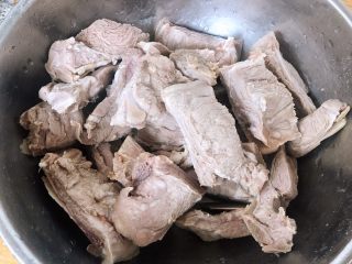 4、干烧排骨,焯好水的排骨立即放入冷水中过凉沥干水份