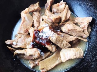 9、干烧排骨,重新另取一个锅放入排骨倒入少许高汤放入糖、一品鲜酱油、蚝油大火炖制