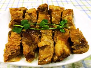 11、干烧排骨,香浓美味的排骨摆入盘中摆上香菜做装饰