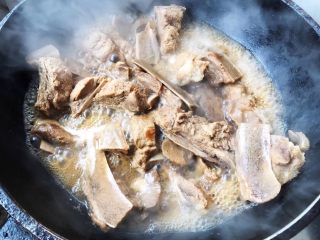 10、干烧排骨,汤汁收至不多时放少许盐和味精调味提鲜即可出锅享用