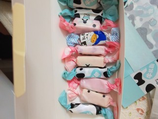 2、牛扎糖,自己根据需要买糖纸哦。不过建议买那种密封的。可以用夹板密封