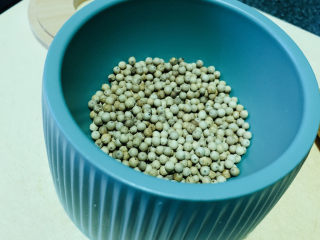 6、胡椒猪肚鸡,胡椒50克，装入捣碎罐；