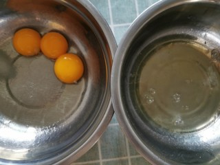 1、虎皮蛋糕卷,准备三个鸡蛋，分离出蛋清和蛋黄，放入干净无水无油的小盆里，蛋清滴入几滴白醋，蛋黄里加少许盐