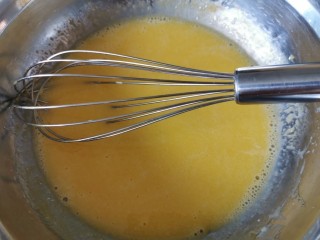 2、虎皮蛋糕卷,先将油倒入蛋黄中，混合搅拌，再倒入牛奶搅拌均匀