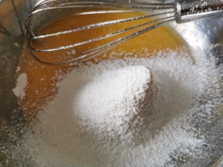 3、虎皮蛋糕卷,筛入低筋面粉