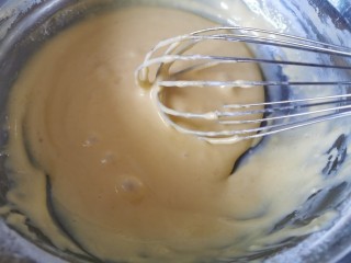 4、虎皮蛋糕卷,成Z字搅拌，不要画圆圈，容易上筋，搅拌至无颗粒，放一边备用