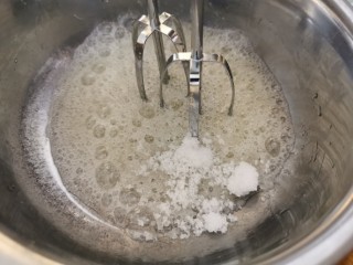 5、虎皮蛋糕卷,开始搅拌蛋白霜，将白糖分三次倒入，第一次是呈大鱼眼泡时放白糖