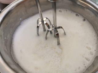 6、虎皮蛋糕卷,第二次放白糖是呈小泡状态时