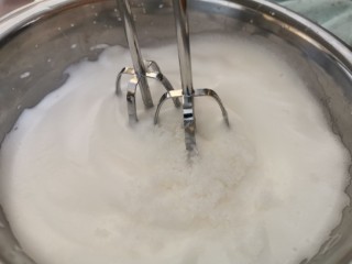 7、虎皮蛋糕卷,第三次放白糖是细腻有纹路时，放入白糖继续打发