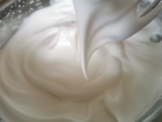 8、虎皮蛋糕卷,提起呈鸟嘴状就好了