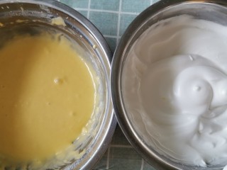 9、虎皮蛋糕卷,将打发好的蛋白霜分三次拌入蛋黄糊中