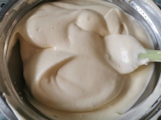 11、虎皮蛋糕卷,混合好的蛋糕糊，颜色均匀，质地细腻