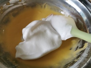 10、虎皮蛋糕卷,每一次都要混合均匀后再进行第二次搅拌，注意要用切拌和翻拌的手法，不要画圈容易消泡