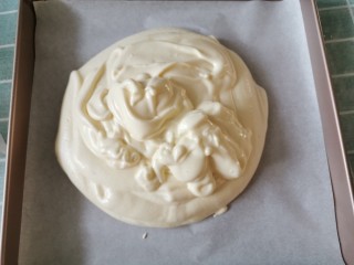 12、虎皮蛋糕卷,将蛋糕糊倒入铺好油纸的烤盘中