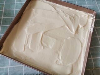 13、虎皮蛋糕卷,用刮刀刮平，这一步要有点耐心