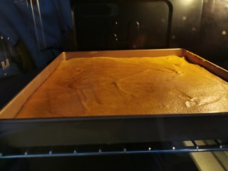 14、虎皮蛋糕卷,放入烤箱中，下层上下火，170度，20分钟左右，注意观察上色情况，按下蛋糕，有弹性就好了