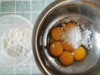 15、虎皮蛋糕卷,接下来做虎皮，称好所需材料，玉米淀粉和糖，蛋黄分离好备用