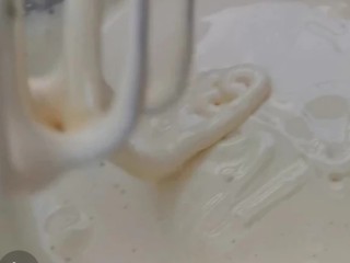 16、虎皮蛋糕卷,将白糖倒入蛋黄里，用电动打蛋器开最高速打发至发白