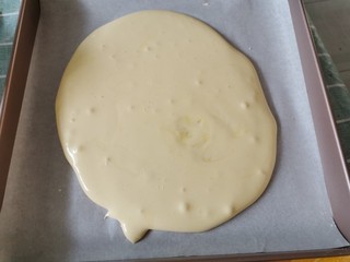 19、虎皮蛋糕卷,倒入铺好油纸的烤盘中