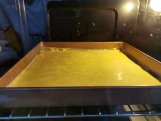 21、虎皮蛋糕卷,烤箱提前220度预热，将烤盘放入中层上下火，220度，十分钟左右，注意观察上色情况，上色满意即可取出