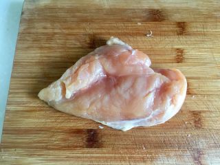 1、翠羽红霞映玉光➕荷兰豆滑炒鸡片,鸡胸一块，约170g