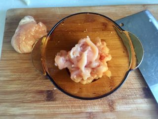 2、翠羽红霞映玉光➕荷兰豆滑炒鸡片,鸡胸用刀片成2毫米厚的长条薄片