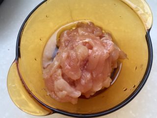 3、翠羽红霞映玉光➕荷兰豆滑炒鸡片,加入半颗鸡蛋的蛋清