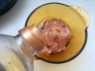 4、翠羽红霞映玉光➕荷兰豆滑炒鸡片,加入适量料酒