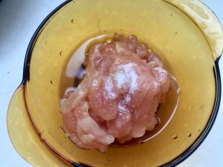 6、翠羽红霞映玉光➕荷兰豆滑炒鸡片,加入一点盐