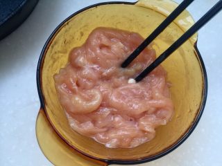 9、翠羽红霞映玉光➕荷兰豆滑炒鸡片,搅拌均匀，腌制一刻钟