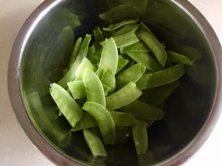 11、翠羽红霞映玉光➕荷兰豆滑炒鸡片,荷兰豆掐去两角和老筋