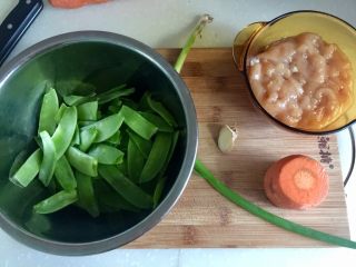 12、翠羽红霞映玉光➕荷兰豆滑炒鸡片,除了荷兰豆、鸡胸，还需要一小节胡萝卜（增加颜色），一小块姜，一颗小葱