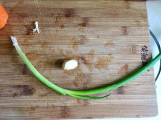 13、翠羽红霞映玉光➕荷兰豆滑炒鸡片,小葱择好姜去皮，清洗