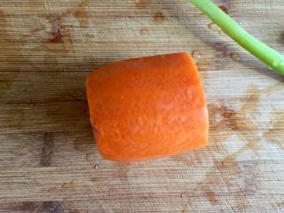 14、翠羽红霞映玉光➕荷兰豆滑炒鸡片,胡萝卜削皮清洗