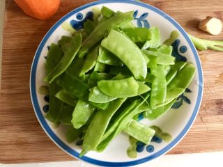 15、翠羽红霞映玉光➕荷兰豆滑炒鸡片,荷兰豆清洗控水备用